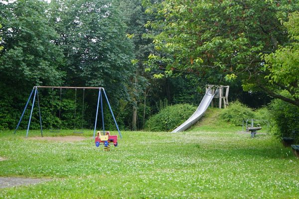 Spielplatz Eastside: Schaukel, Wippe und Rutsche