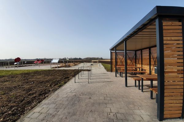 Der Radlerrast-Pavillon liegt vor dem Bewegungspark mit den verschiedenen Übüngsstationen.