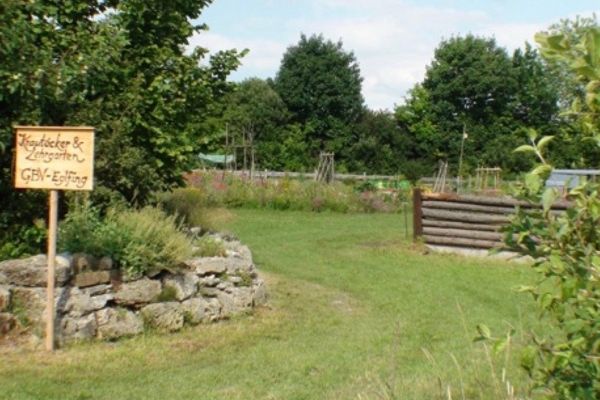 Eingangsbereich der Gartenanlage mit Schild