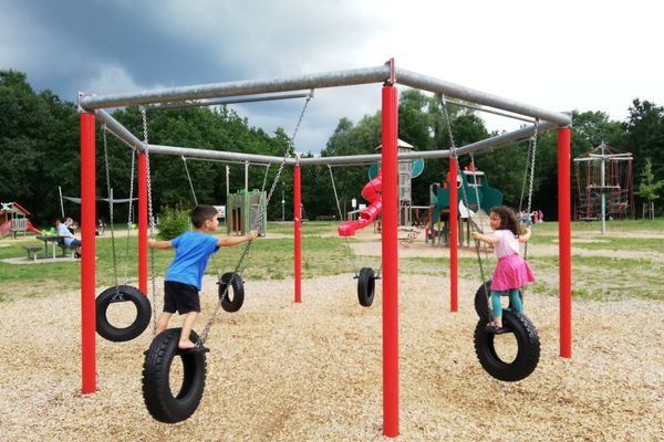 Reifenschaukel mit 6 Reifen, auf der 2 Kinder schaukeln