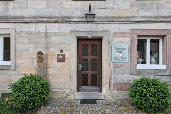 Das Bild zeigt den Einfangsbereich des Musems Flößerstuben in Friesen.