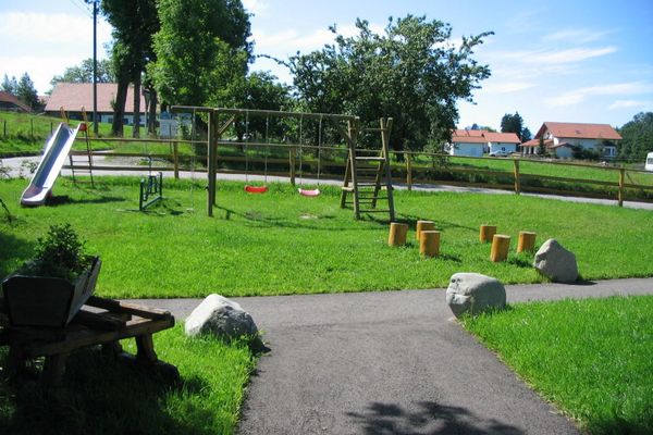 Der Betrachter blickt auf einen Spielplatz