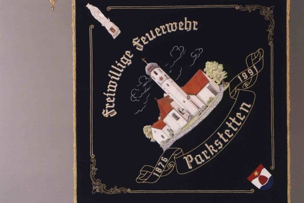 Die Fahne der Freiwilligen Feuerwehr Parkstetten.