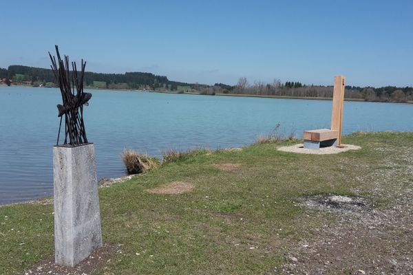 Kunstobjekt: "Der Lech - der Huchen" mit Rastplatz