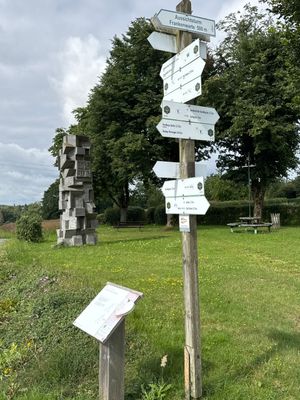 Das Bild zeigt eine Installation auf dem Wichtelpfad.
