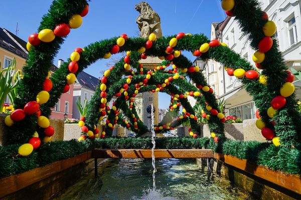 Bunt geschmückter Osterbrunnen in Marktredwitz