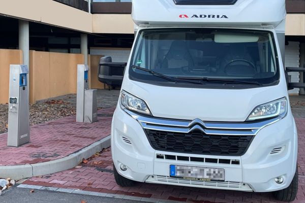 besetzter Stellplatz durch ein Wohnmobil