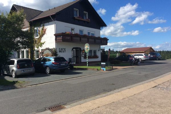 Parkplatz vor dem CafÃ©
