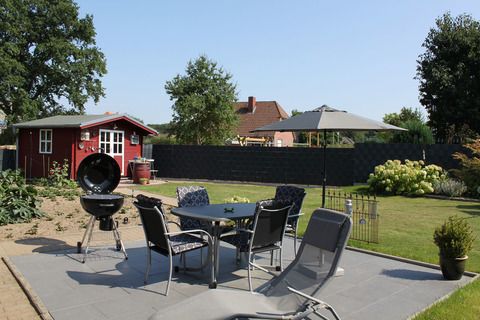 Ferienwohnung Regina: Terrasse und Blick in den Garten