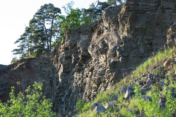 Meterhoch türmt sich Säulenbasalt an der Abbruchkante des Steinbruchs.