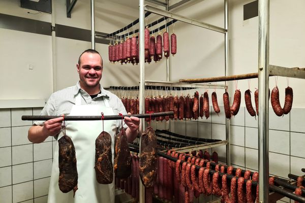 Metzgerei Schweizer & Reif_ Metzgermeister im Wurstlager