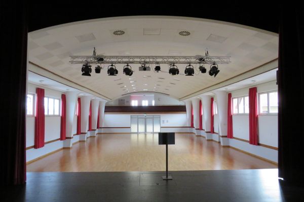 Blick von der Bühne in der Saal der Schloßberghalle in Peiting