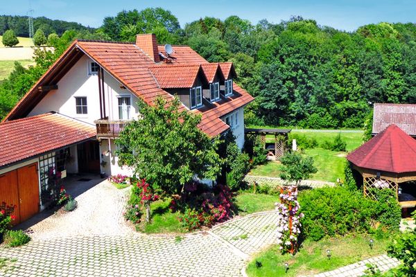 Ferienhof Hübner - Blick über den Hof