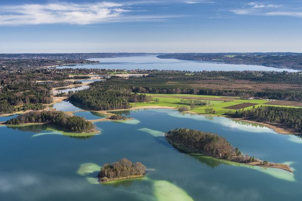 Luftaufnahme mit Blick auf die Osterseen und den Starnberger See am Horizont