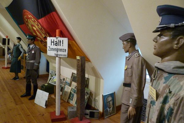 Ausstellungsraum des Museums Deutsche Einheit mit verschiedenen Uniformen an Puppen
