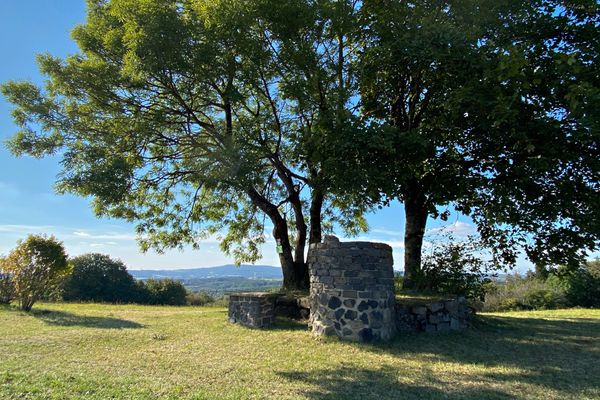 Die Bonifatius-Kanzel, gebaut aus dunklen Basaltsteinen, steht an einer Gruppe von Bäumen auf einer Anhöhe. Sie ist umgeben von offenen Wiesen, an die Waldgebiete anschließen. Die Kanzel muss man sich als kleines, rundes Türmchen vorstellen, das man von einem Plateau dahinter betreten kann. Neben der Kanzel ist ein steinerner Tisch und eine Bank, ebenfalls aus dunklem Basalt. Auf der Anhöhe steht zwischen den Bäumen eine Bank, von der aus man einen weiten Blick über die hautpsächlich bewaldete Landschaft hat.