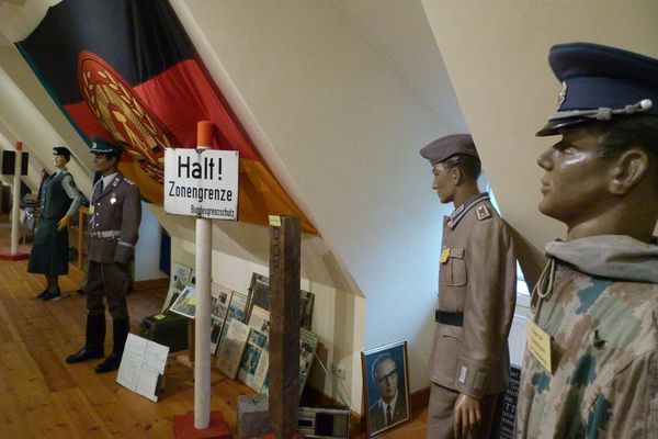 Museum Deutsche Einheit mit Ausstellungsstücken zur deutschen Teilung, historischen Uniformen, Grenzpfosten und Informationstafeln.