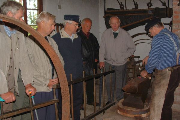 Vorführung traditioneller Schmiedearbeit im Handwerksmuseum Suhlendorf.