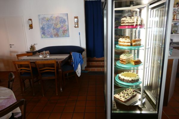 Torten- und Kuchenvitrine im Dielencafé