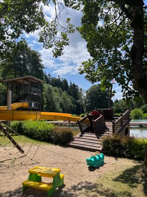 Das Bild zeigt den Kinderspielplatz mit diversen Spielgeräten.