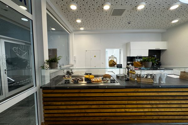 Auf dem Bild ist die Theke im Café zu sehen. Darin befinden sich verschiedene Kuchen und Torten.