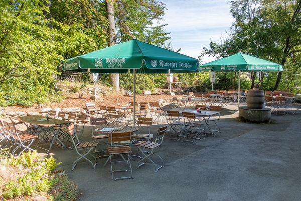 Auf dem Bild ist der Biergarten zu sehen.
