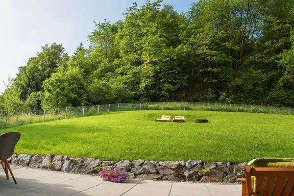 Terrasse und Liegwiese