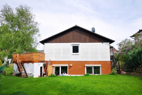 Hausansicht und Garten