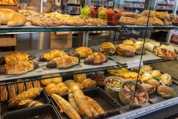 Brötchen, Gebäck und Salate zum mitnehmen