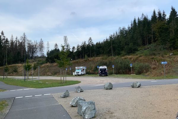 Stellplatz mit zwei Wohnmobilen darauf.