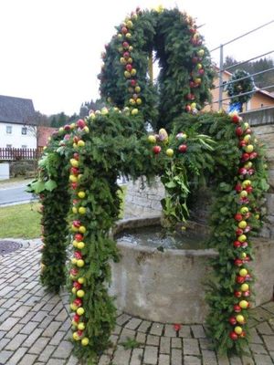 Osterbrunnen Untertrubach vor der Kirche