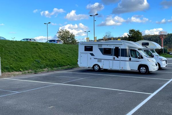 besetzter Stellplatz durch ein Wohnmobil