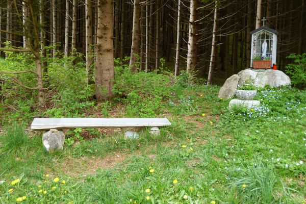 Kleiner Bildstock mit Bank südlich von Burggen.