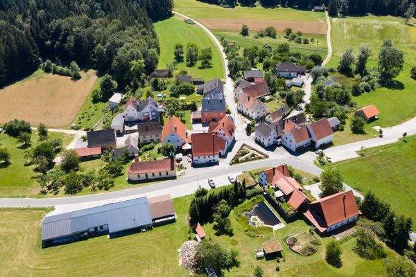Luftaufnahme vom Ort von oben