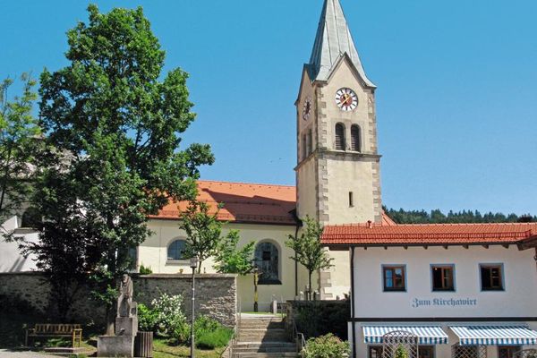 Die Pfarrkirche Sankt Engelmar. Im Vordergrund ein Teil des Kirchplatzes mit Englmari-Brunnen  und das Wirtshaus Zum Kirchawirt.