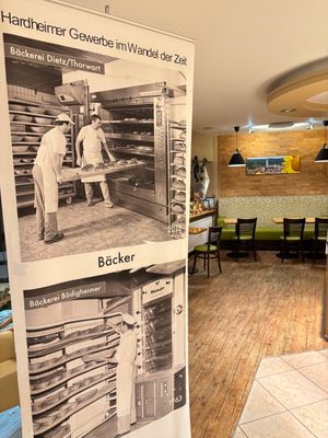 Innenraum eines Cafés mit Sitzmöglichkeiten