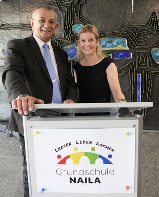 1. Bürgermeister Frank Stumpf überreichte Marion Walden zum Abschied ein Buch über Naila.