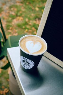Auf dem Bild ist ein Kaffeebecher mit Kaffee von Rica Coffee zu sehen.