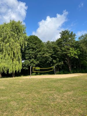 Man sieht hier ein Volleyballfeld im Freibad-Gelände.