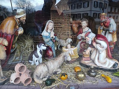 Szene der Heiligen Drei Könige, die vor dem Jesuskind und Maria knien.