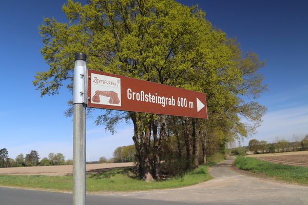 Straßenhinweisschild Großsteingrab Kahlstorf