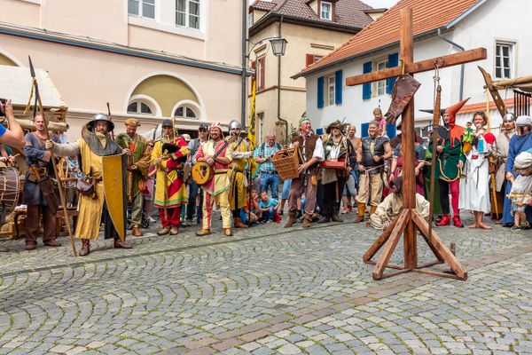 Zuschauer auf dem Bad Wimpfener Markt