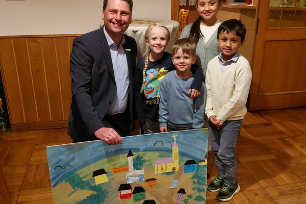 Die Kinder der Mitglieder übergaben ein Bild ihrer Stadt Naila an den 3. Bürgermeister Daniel Hohberger.