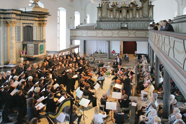 Seit über 40 Jahren findet der Nieder-Moooser Konzertsommer in der Ev. Kirche mit einer jährlich neu arrangierten Konzertreihe statt. Besondere Erwähnung sollte die unter Denkmalschutz stehende Orgel, 1790/1791 von Johann-Markus Oestreich erbaut, finden.