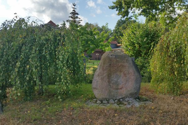 Gedenkstein zur 700-jährigen Ortsgeschichte von Schostorf und Erinnerungsort an die lange Geschichte des Dorfes.