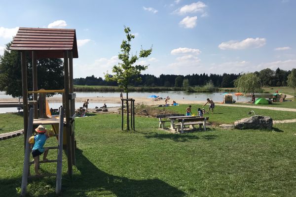 Badesee westlich von Hetten in Hohenpeißenberg