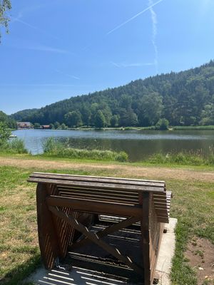 Das Bild zeigt eine Sitzgelegenheit am Badesee Trebgast.