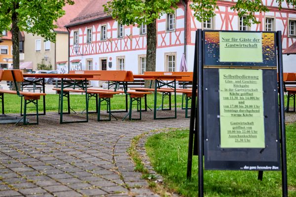 Außensitzbereich mit Biertischen und Bierbänken.