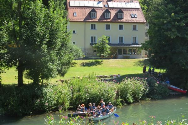 Vor dem Kreativzentrum Sachsenmühle