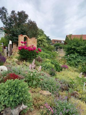 Überbordende Blumenpracht im Garten